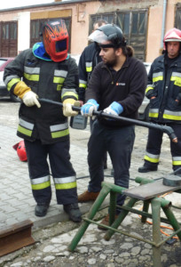 Strażacy z Wrocławia tną wypalarką plazmową Powermax125.