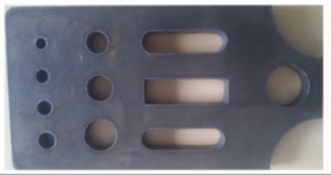 Element wycięty z blachy o grubości 8 mm z bardzo małymi otworami 5, 6, 7 i 8 mm średnicy (lewa strona).
